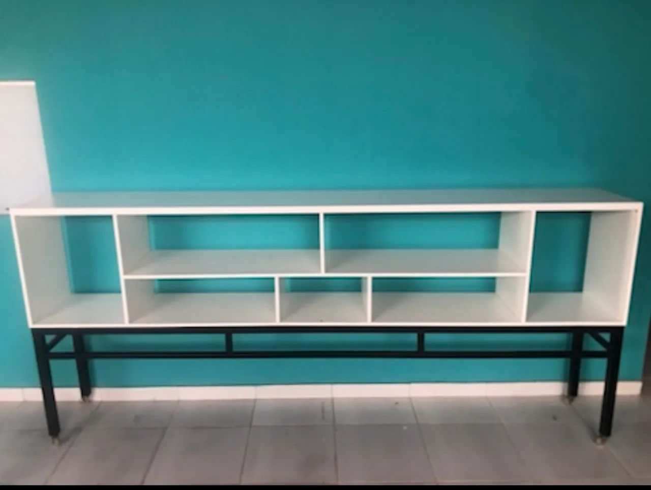 Estante/Móvel Organizador Branco com Estrutura em Metal