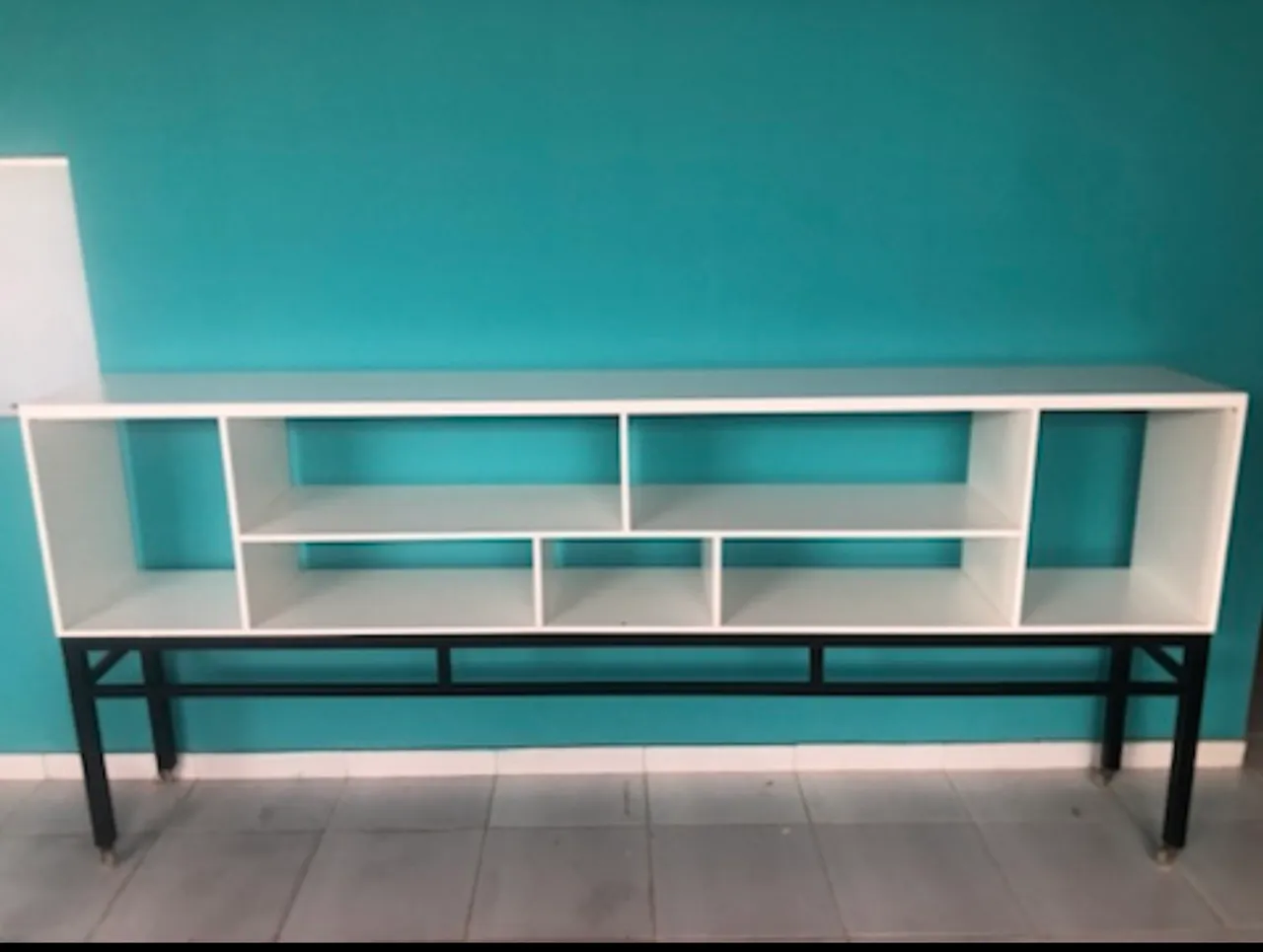 Estante/Móvel Organizador Branco com Estrutura em Metal