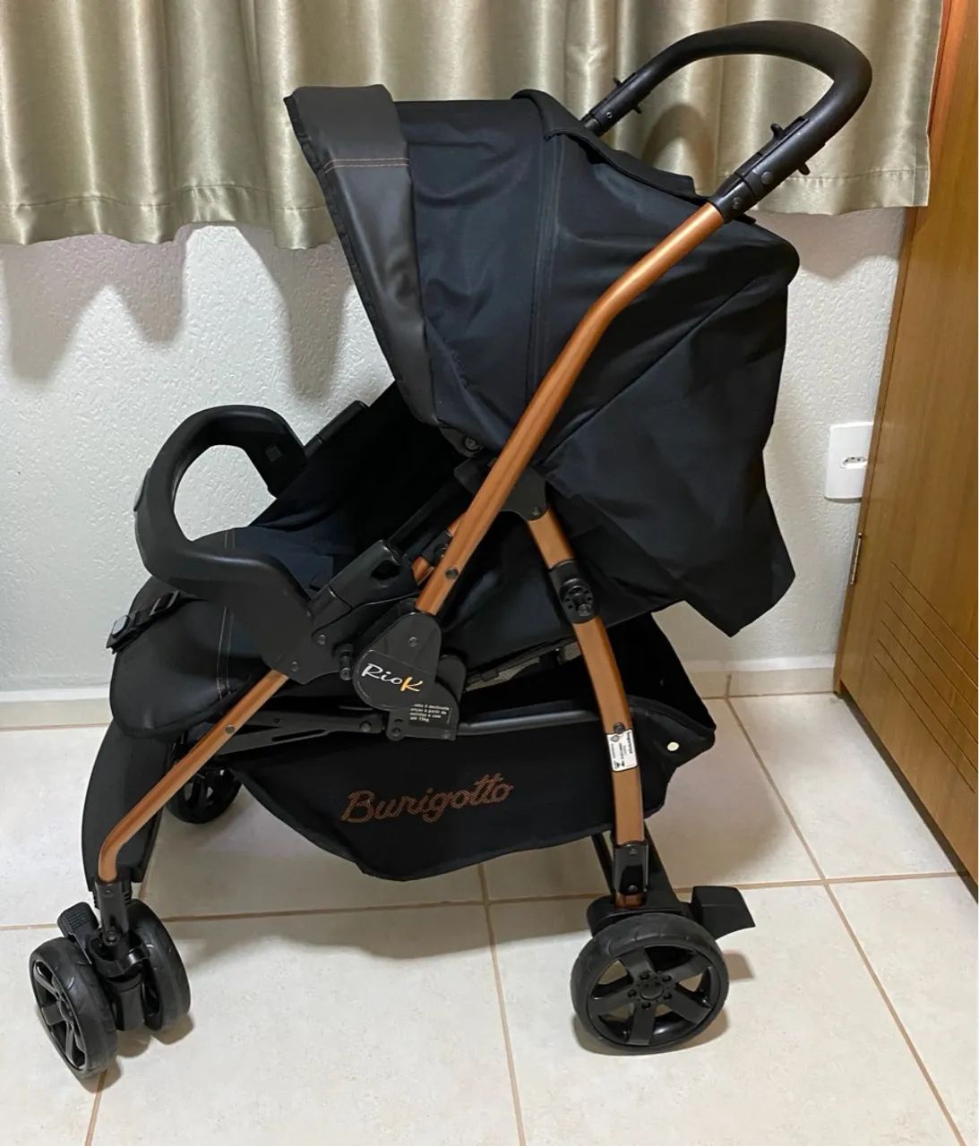 Carrinho de Bebê Burigotto RioK Preto e Rosê - Foto 4