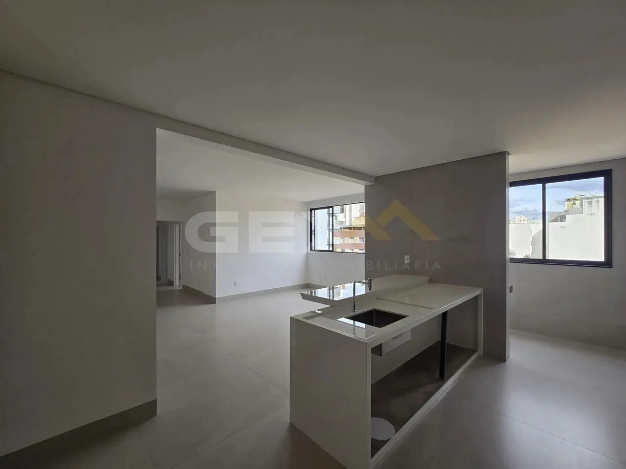 Apartamento à venda no Centro, 3 quartos, 1 suíte e 3 vagas.
