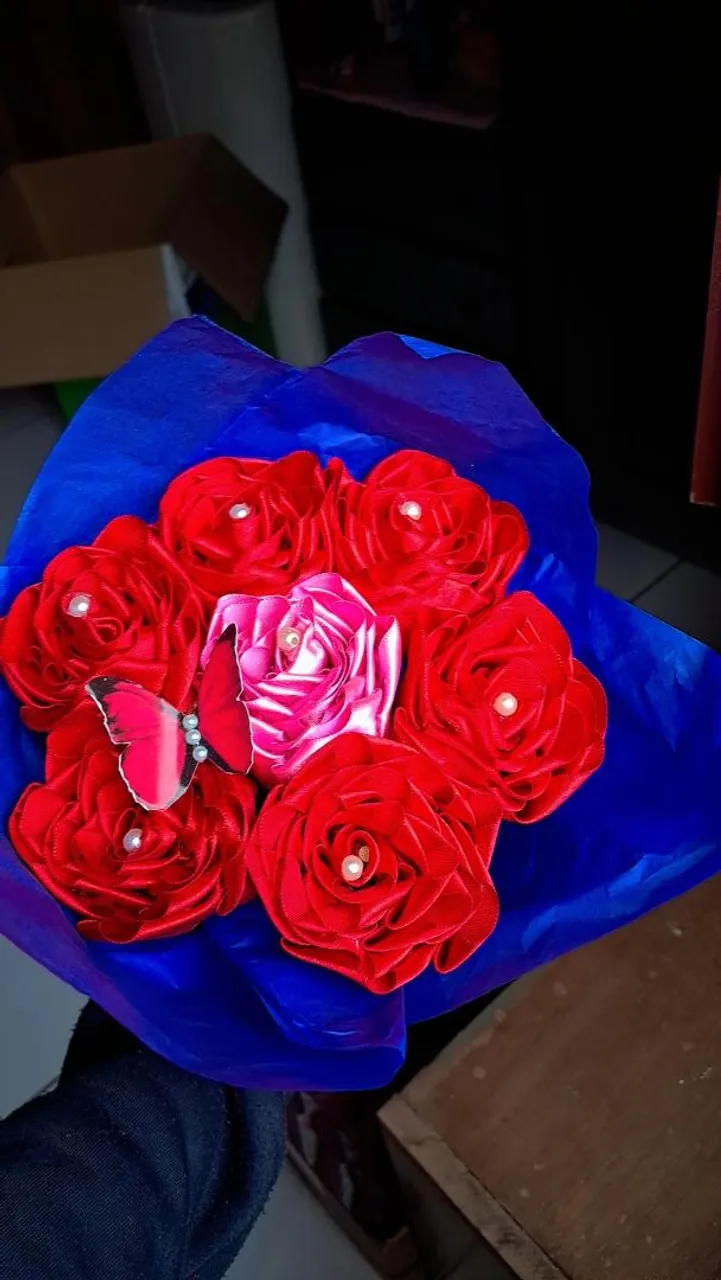 Arranjo de flores de fita artesanal