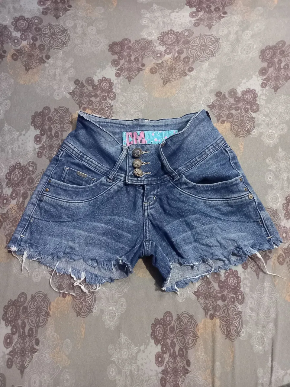Short Jeans desfiado Feminino