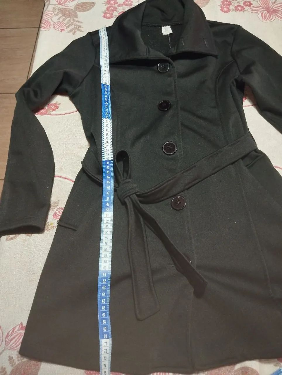 Casaco feminino preto com cinto - Foto 3