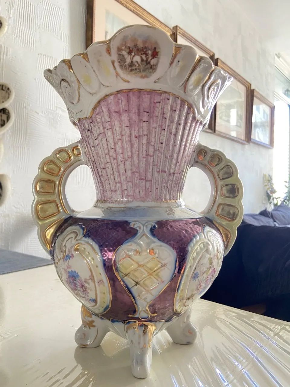Ânfora antiga de porcelana policromada,