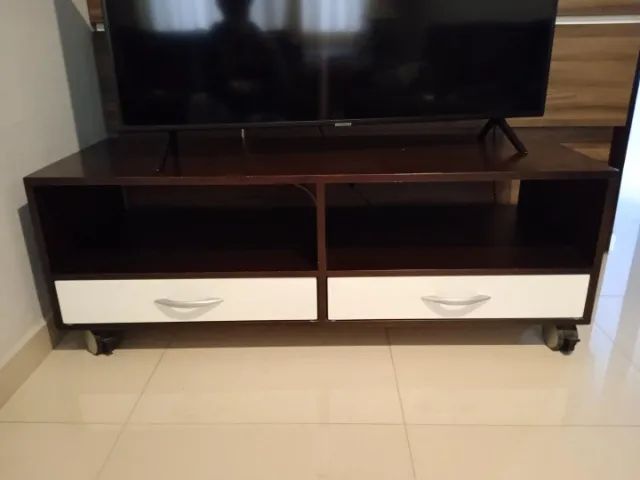 Rack c/ 2 gavetas 2 nichos e rodas em MDF Marrom 48 cm x 136 cm x 52 cm