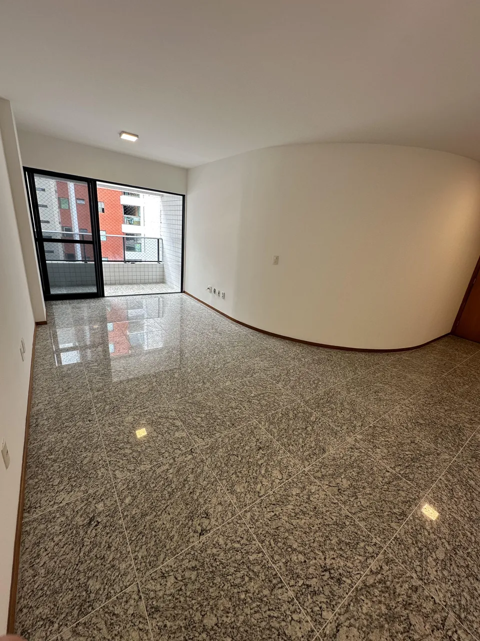 Alugo apartamento com 3 quartos em Ponta Verde!