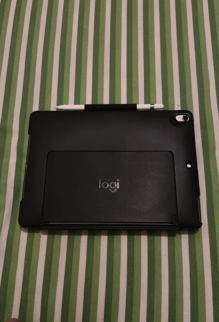 iPad Pro10.5(256GB)+Keyboard、Pencil付+α iPad Pro 10,5 256GB Wi-Fi + Apple Pencil + Folio Keyboard