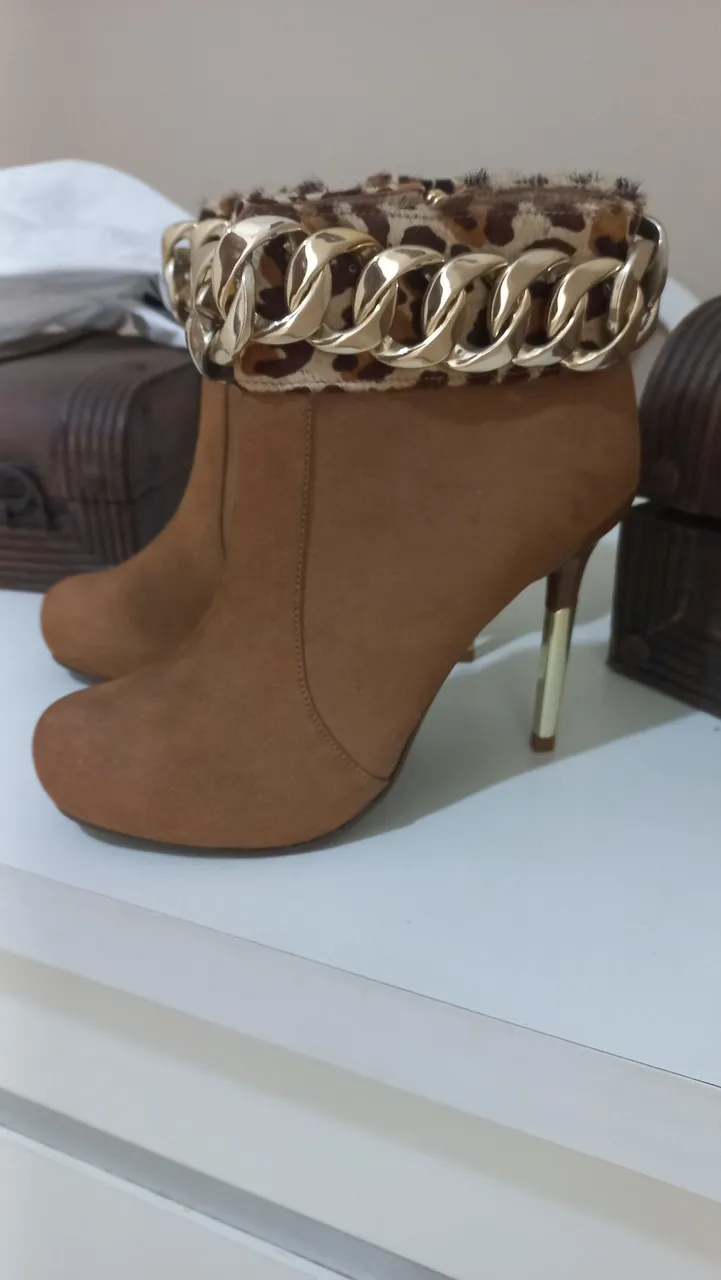 Bota de Salto Alto Marrom com Detalhe em Corrente Dourada
