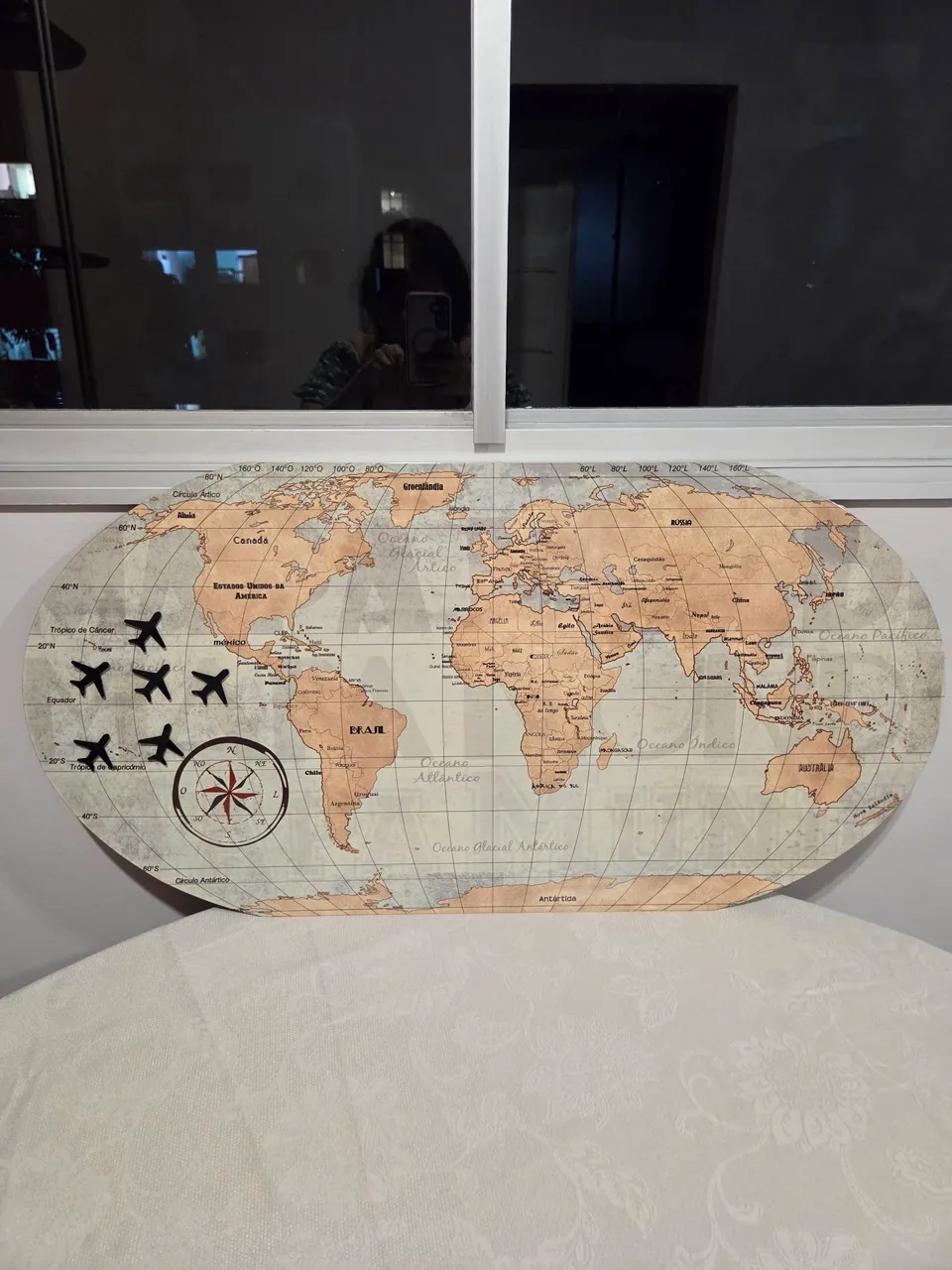 Mapa Mundi decorativo de metal seminovo para escritório c/ imãs de avião