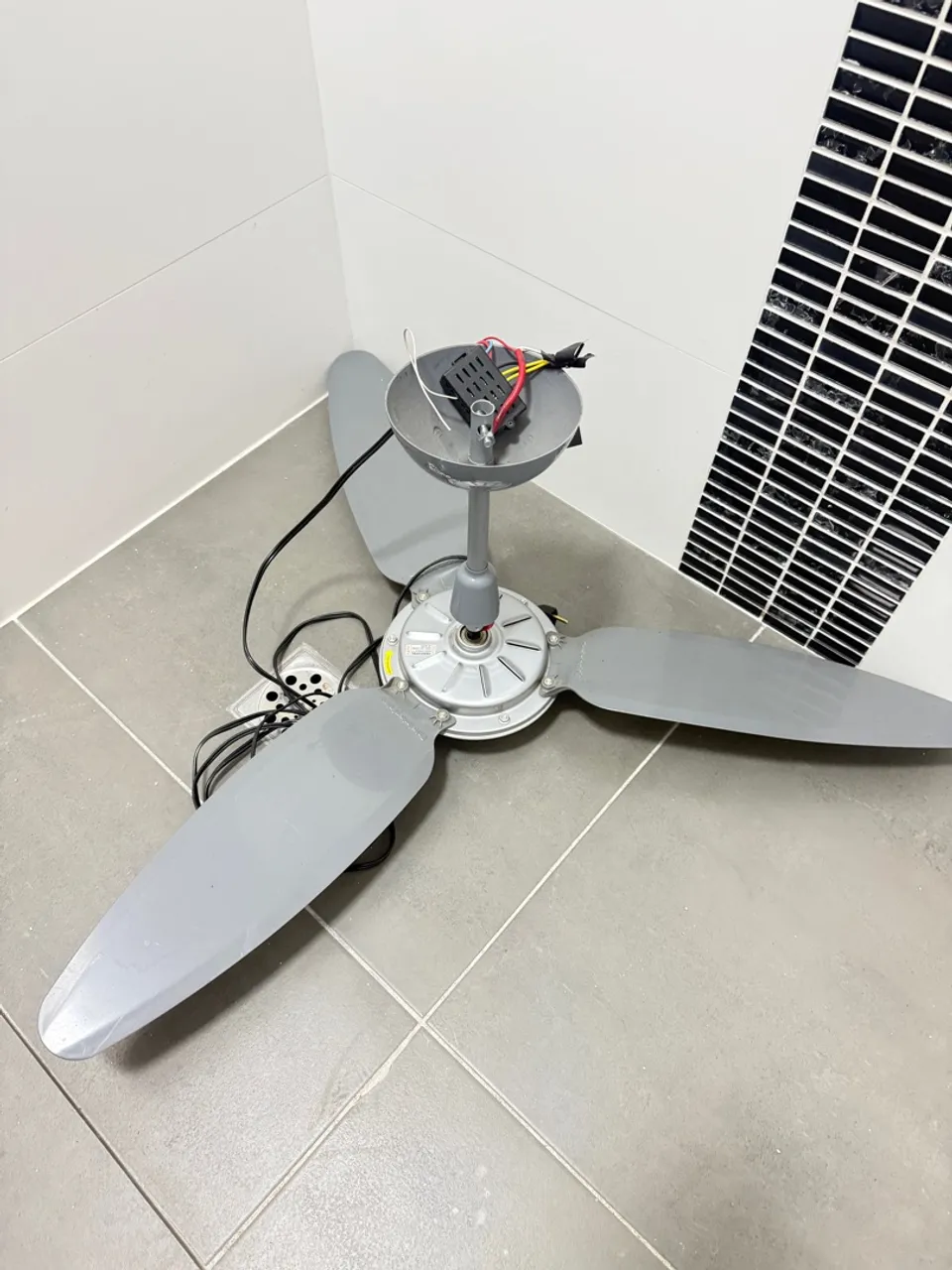 Ventilador de Teto Cinza com 3 Pás