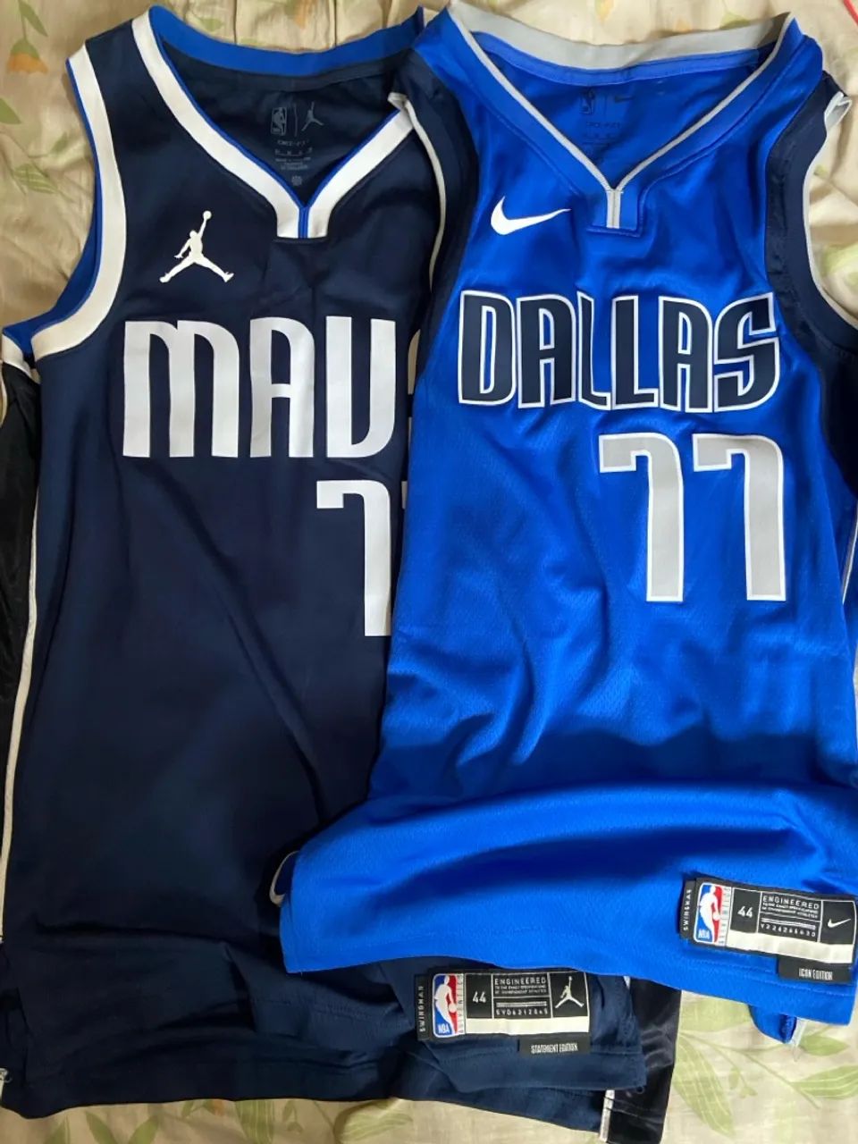 Duas Regatas Dallas Mavericks, ambas M, Doncic-77, USADAS.