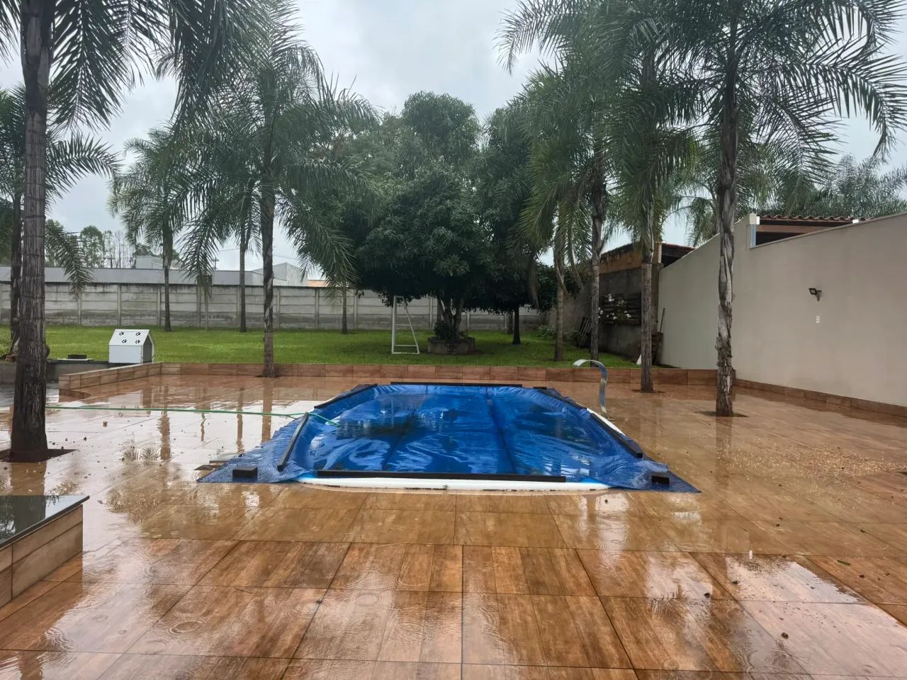 chácara com 2.000m2. piscina aquecidade. 05 quartos sendo 02 suítes