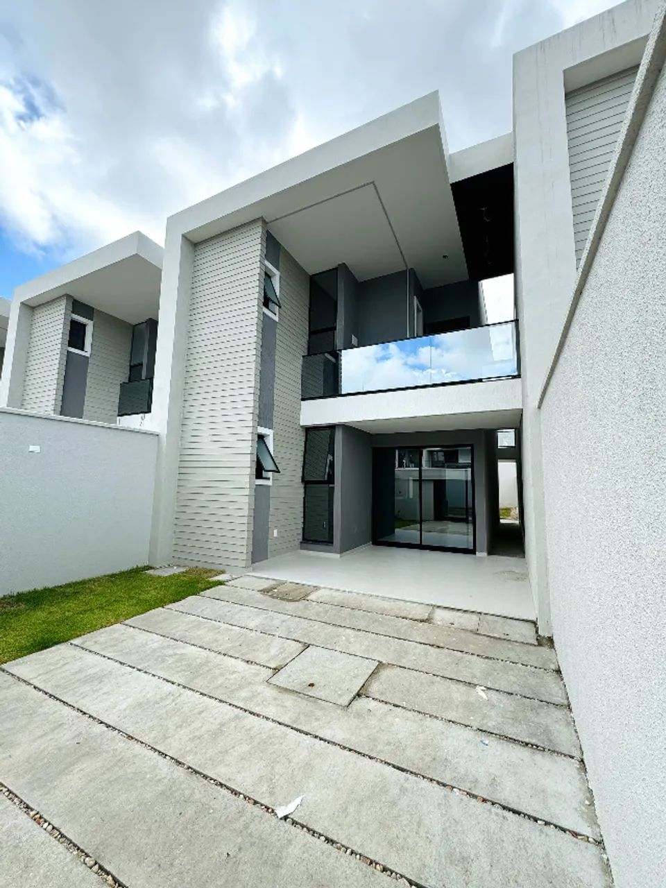 Casa  duplex com quatro suites  no Eusébio - 154m²