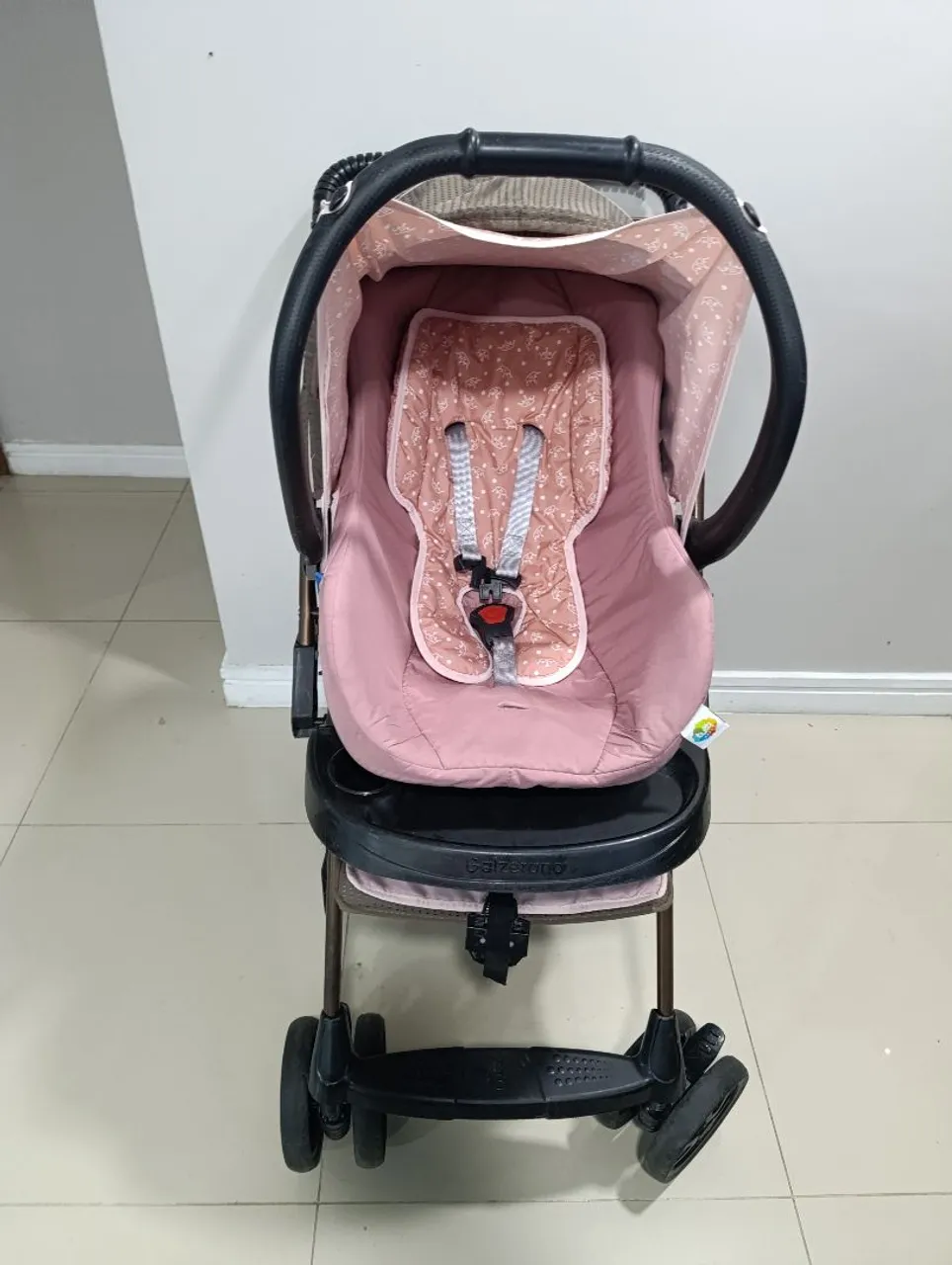 Carrinho de bebê e bebê conforto
