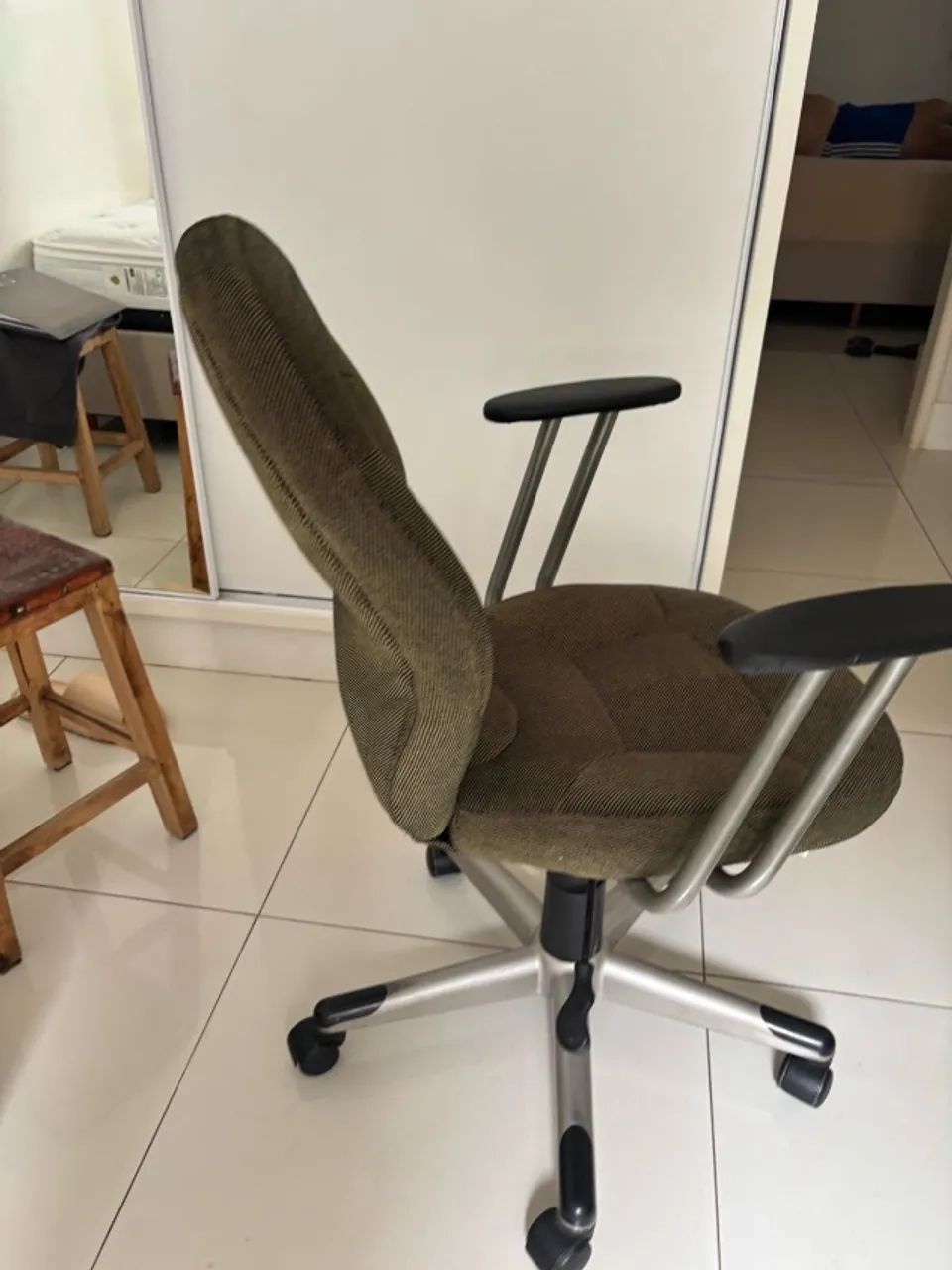 Cadeira seminova barata imperdível pra escritória quarto e etc - Foto 4