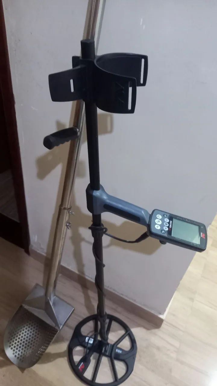 Detector de metais Minelab Equinox 600 + pá de inox c/ regulagem de altura