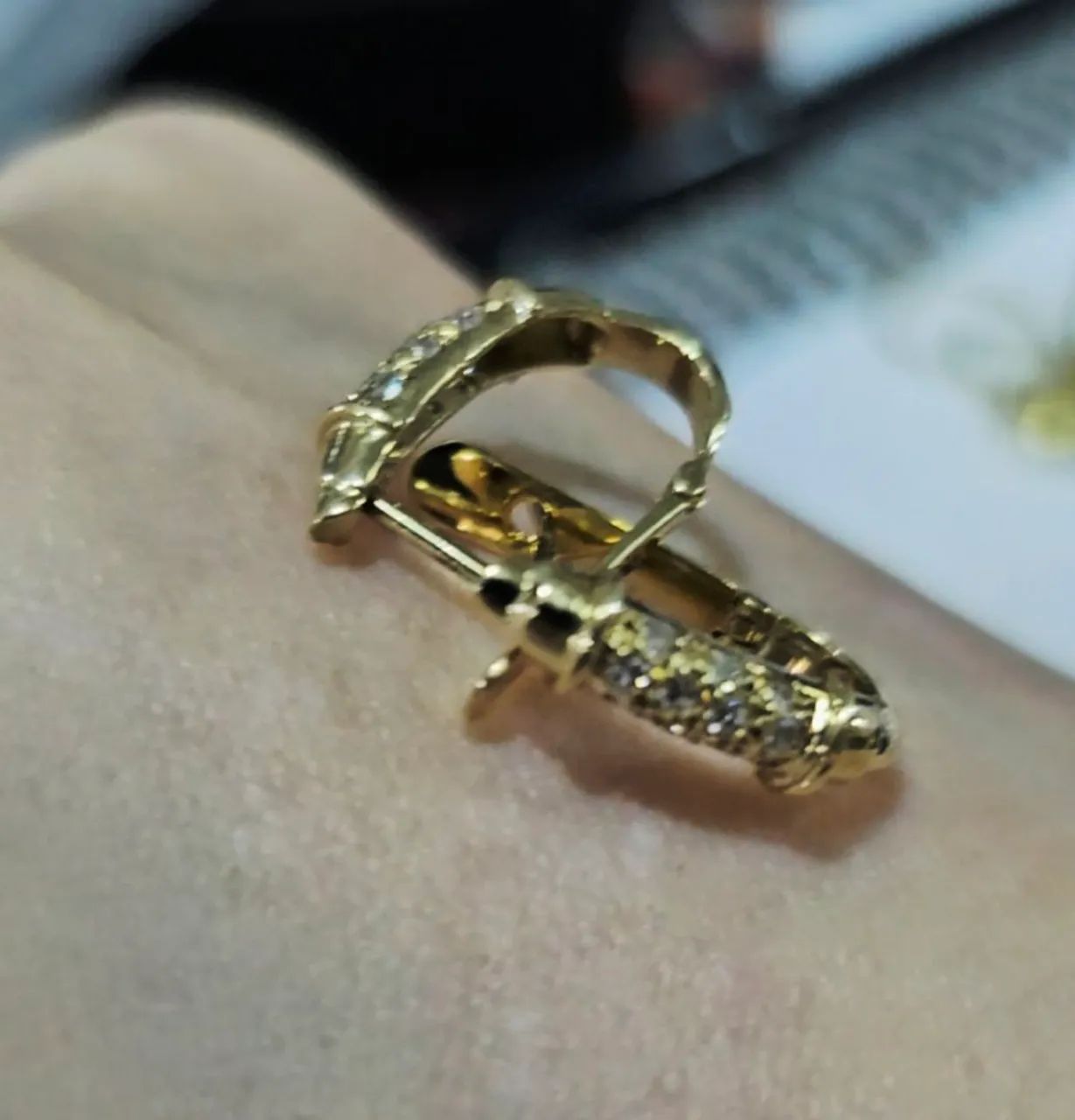 Brinco argola Ouro18k com brilhantes.  - Foto 4