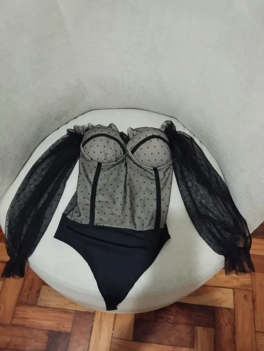 Body de renda preto com bolinhas
