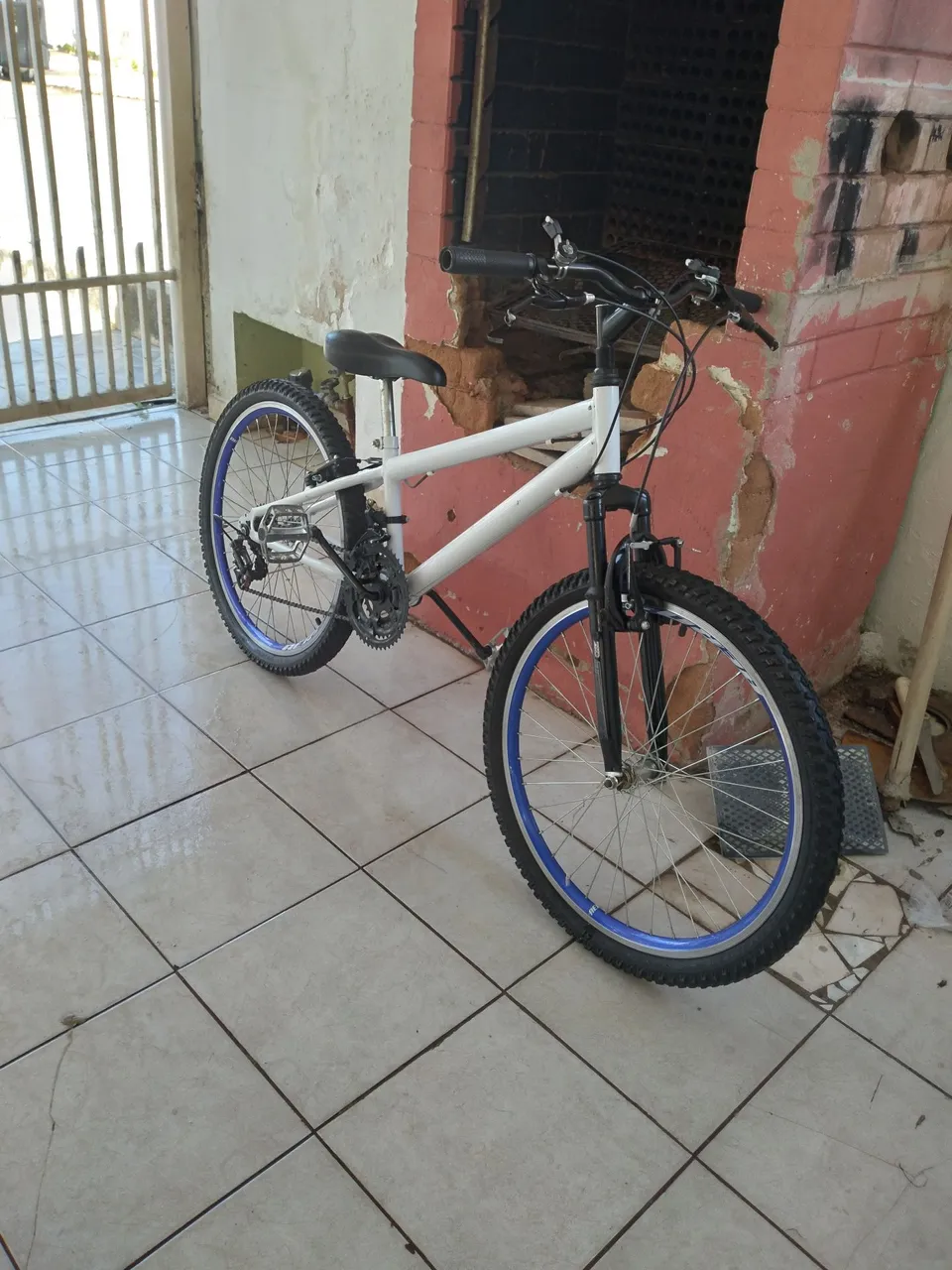 Bicicleta Aro 24 Branca com Marcha