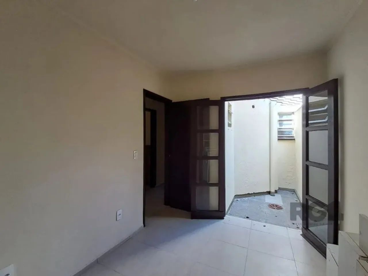 Casa para alugar no bairro Sarandi, com 4 quartos. Possui sala de estar ampla, mezanino co - Foto 5