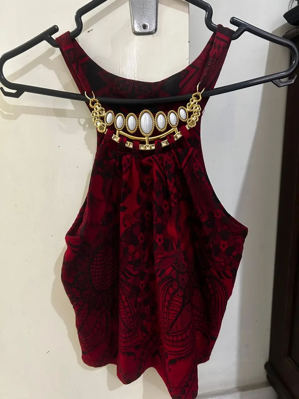Blusa feminina vermelha com detalhes em dourado - Foto 3