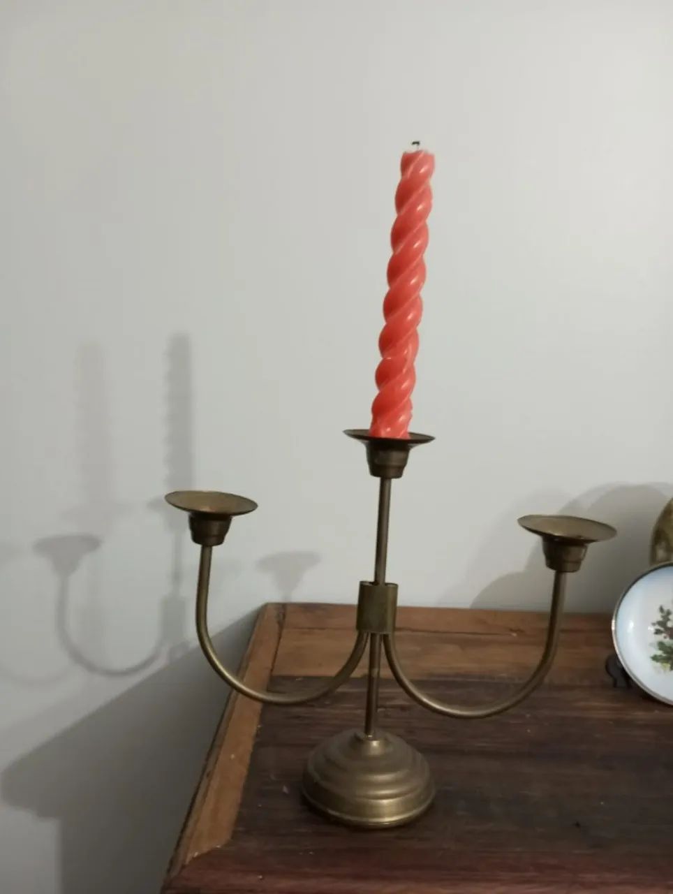 Candelabro antigo 3 velas em metal bronze - Foto 3