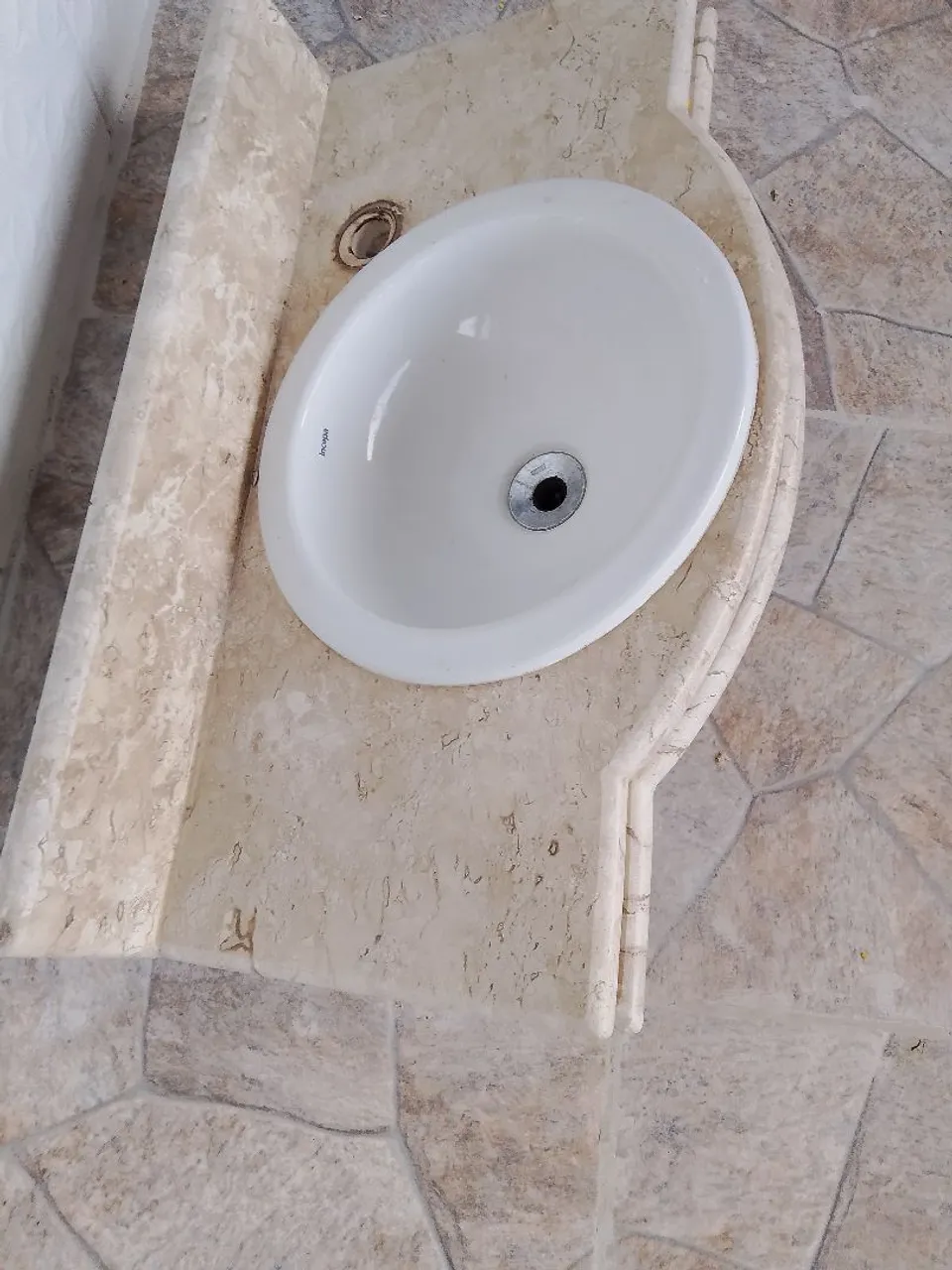 Cuba de banheiro embutida