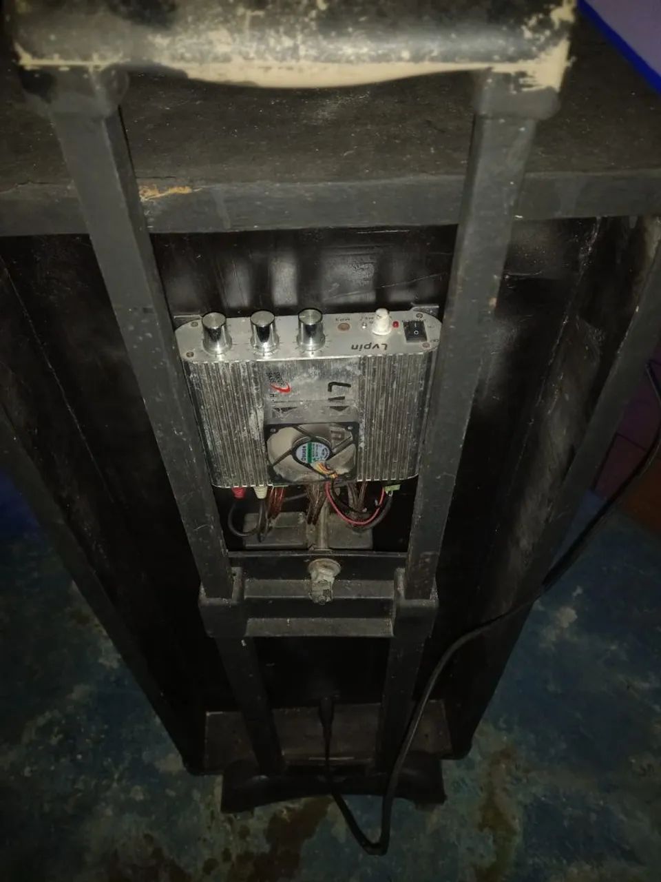 Caixa de som montada.64520764913410123