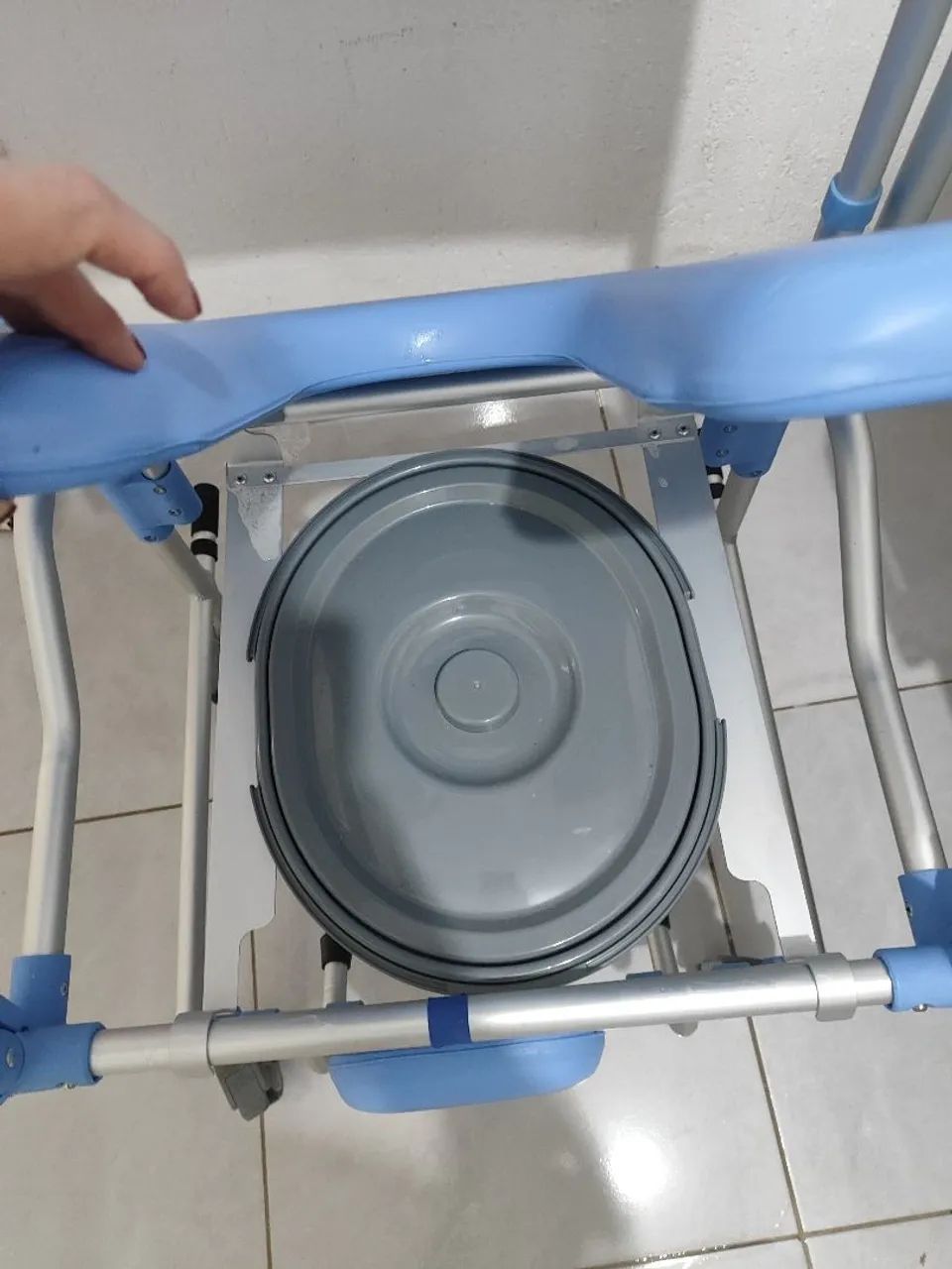 Vendo cadeira idoso para banho seminova  - Foto 3