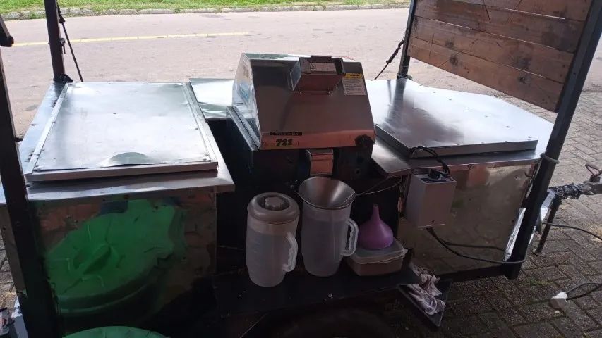 Carretinha com moenda de caldo de cana 