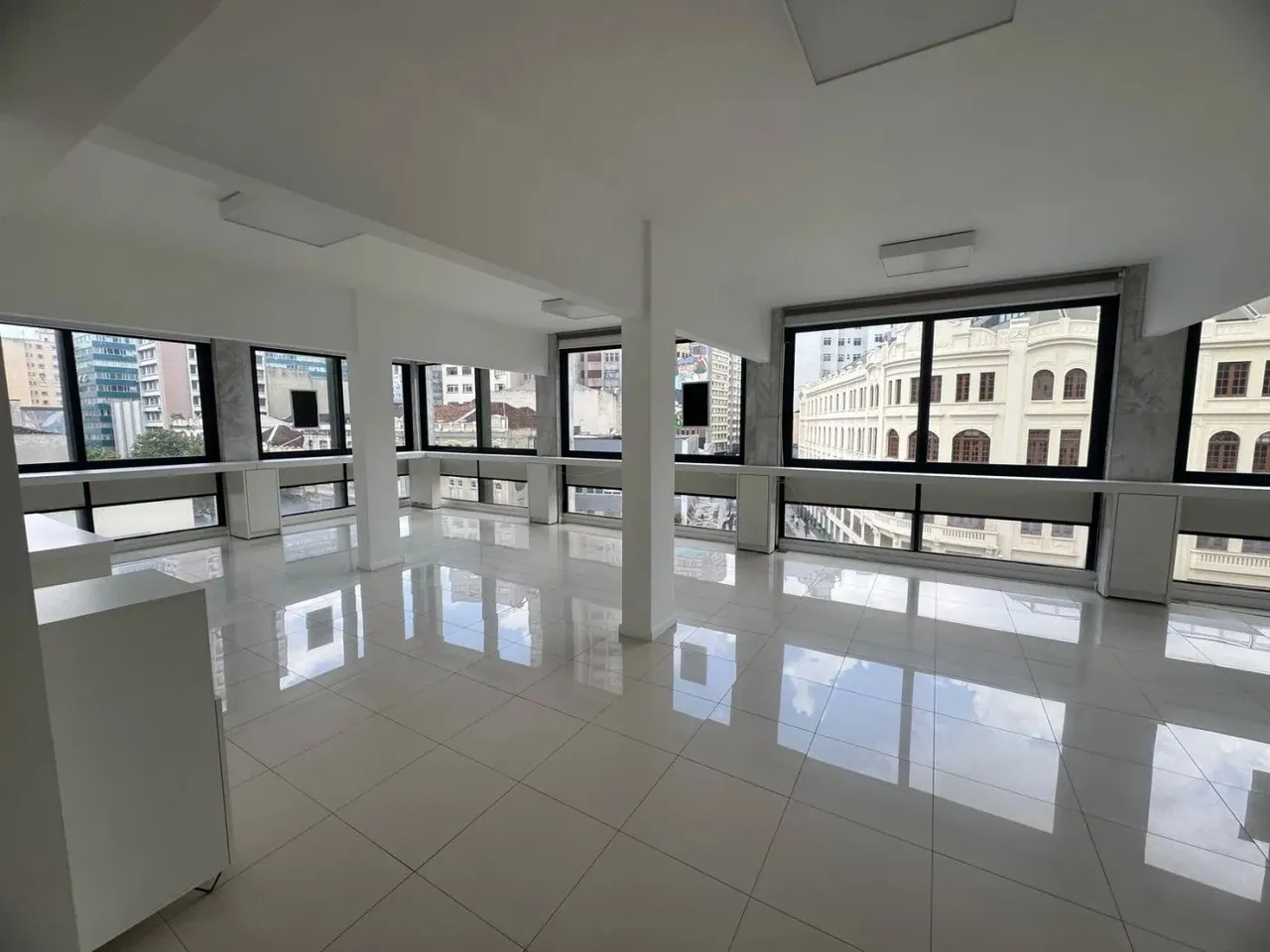 Sala Comercial/Usada para Locação em Curitiba, Centro, 2 banheiros