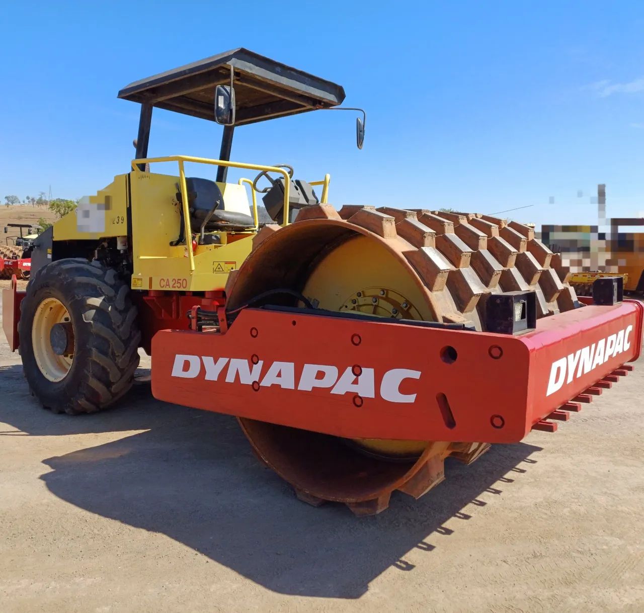 Rolo compactador Dynapac CA250 com pata