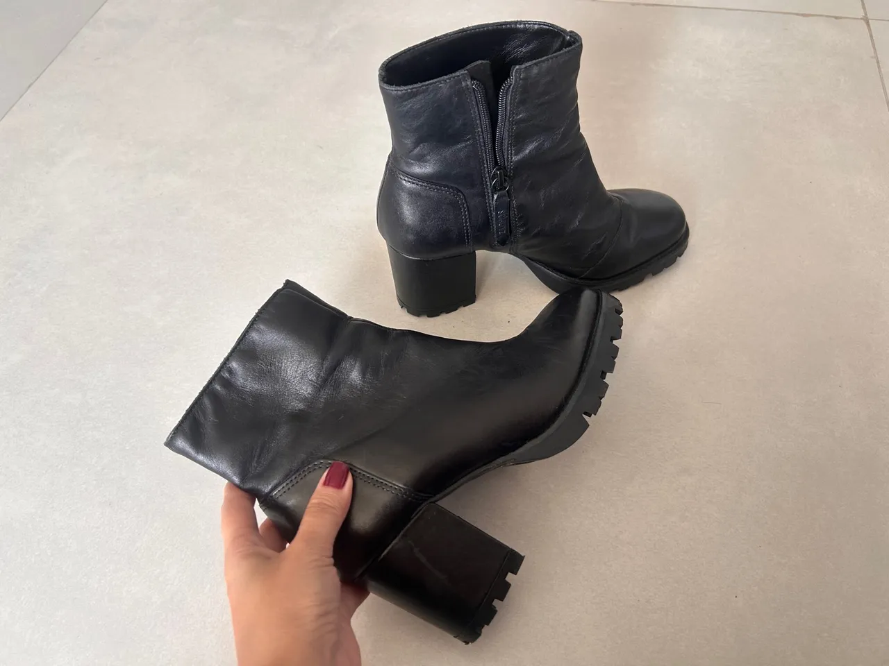 Bota preta em couro SCHUTZ