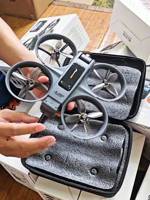 Drone S156 com tela no controle