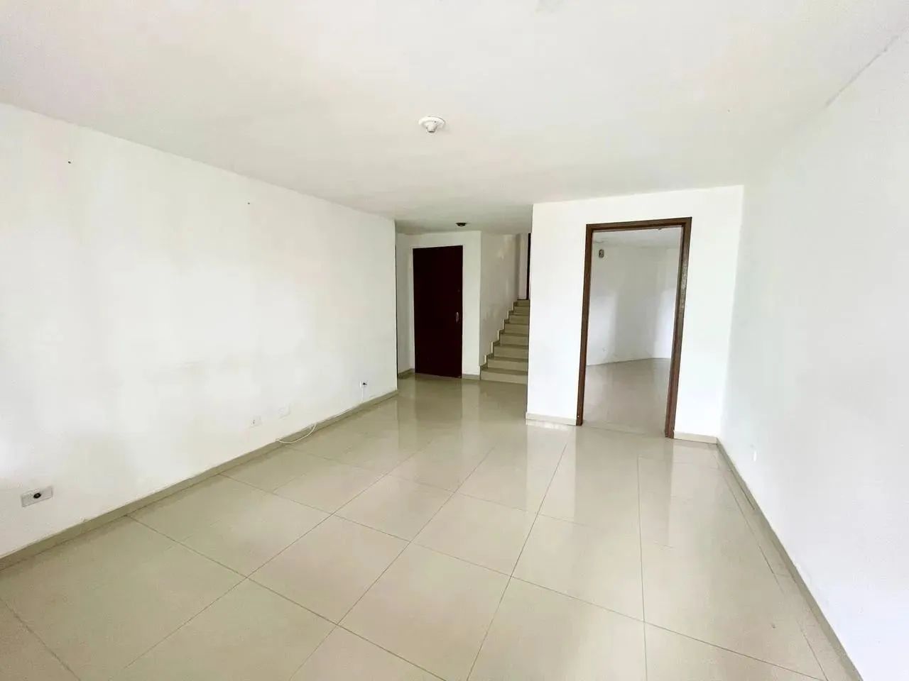 Sobrado para Locação em Curitiba, Bairro Alto, 5 dormitórios, 1 suíte, 4 banheiros, 1 vaga - Foto 4