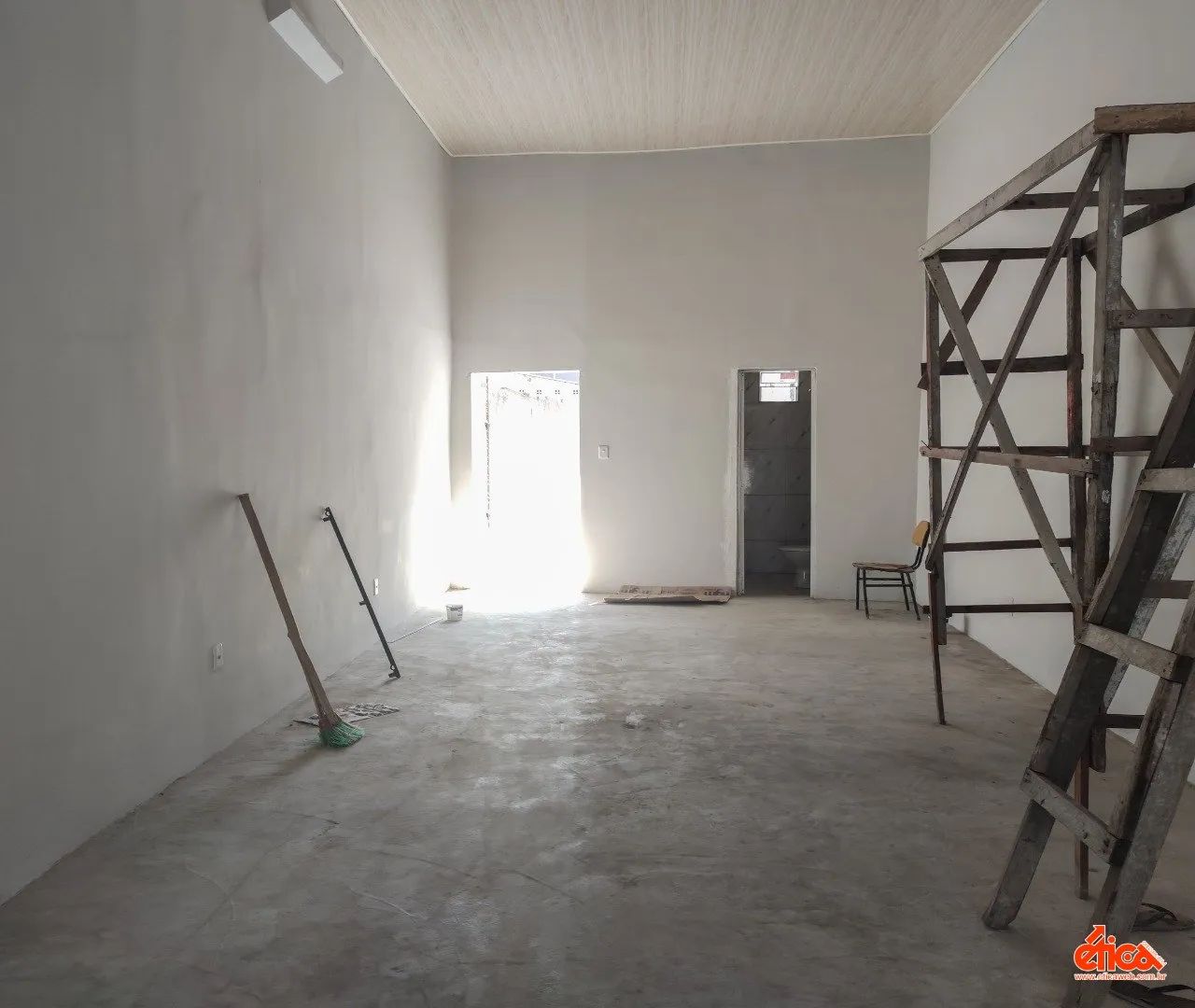 Imovel com espaço tipo loja (70,00m²) com banheiro e amplo terreno (180,00m²) aos fundos - - Foto 15