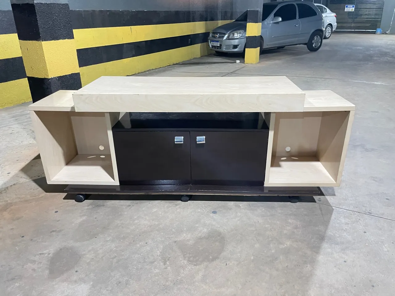 Rack moderno com rodinhas