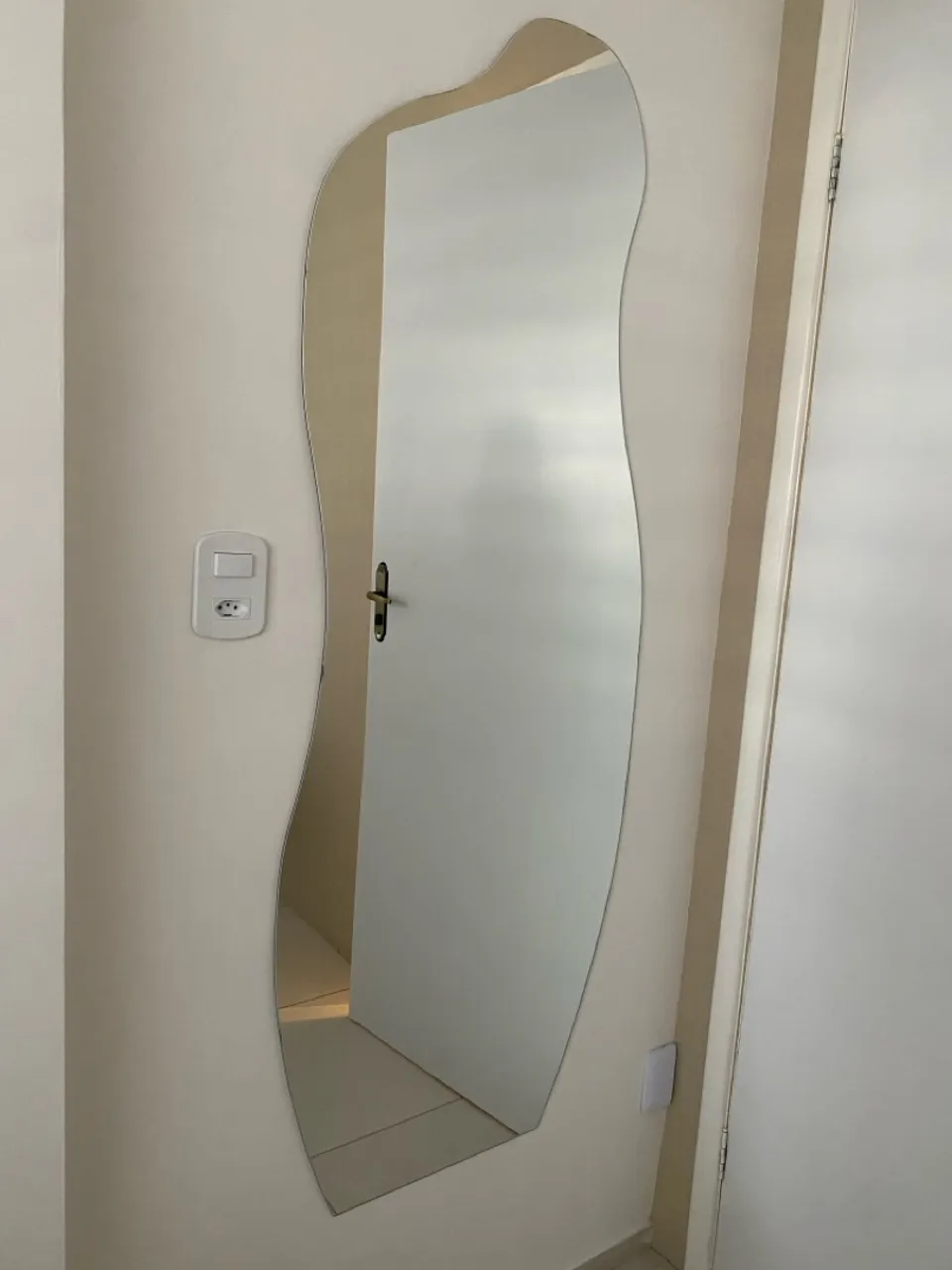 Espelho Decorativo Moderno com Design Ondulado