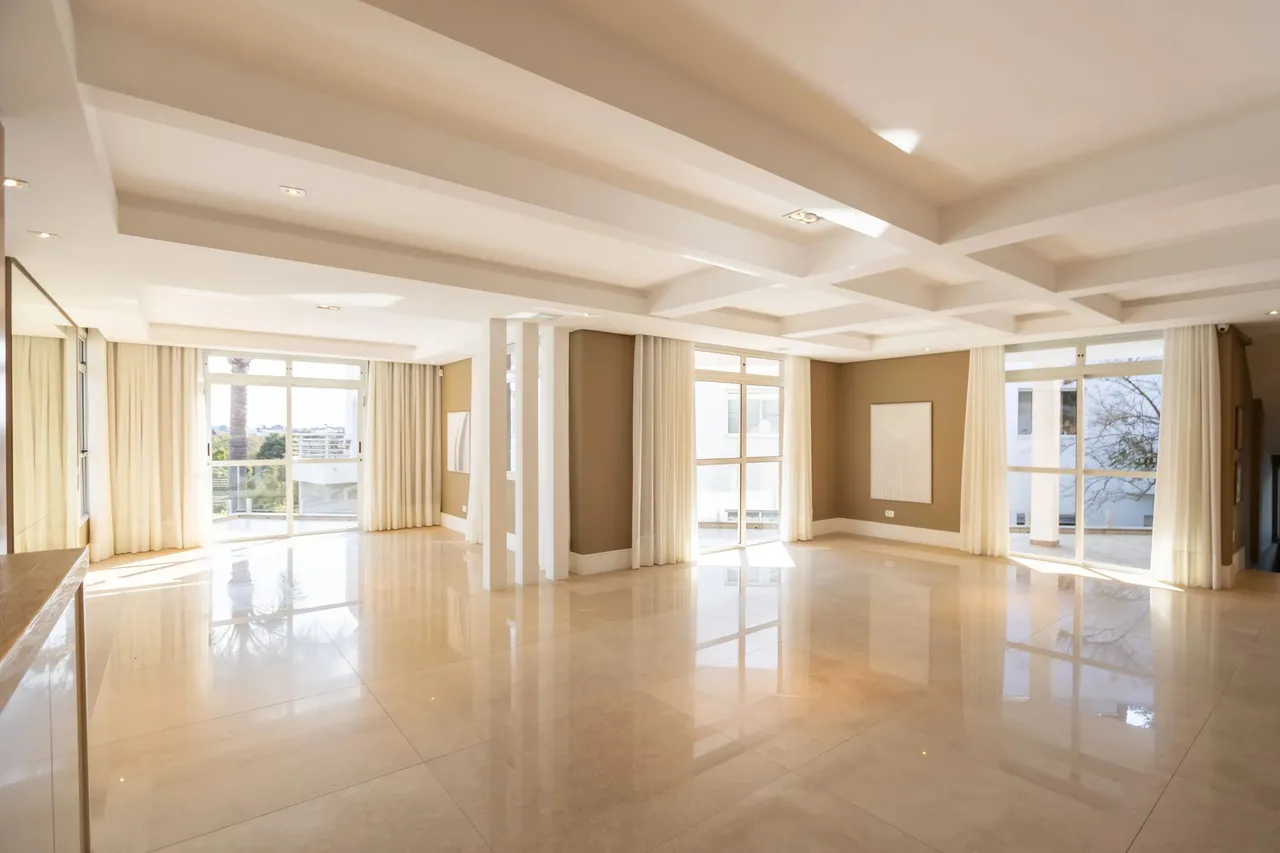Sobrado para venda possui 429m² com 3 supites no Campo Comprido - Curitiba - PR