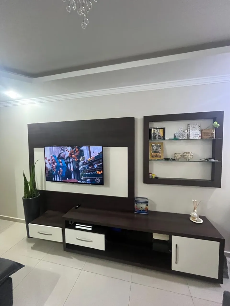 Rack TV Moderno com Painel e Prateleira