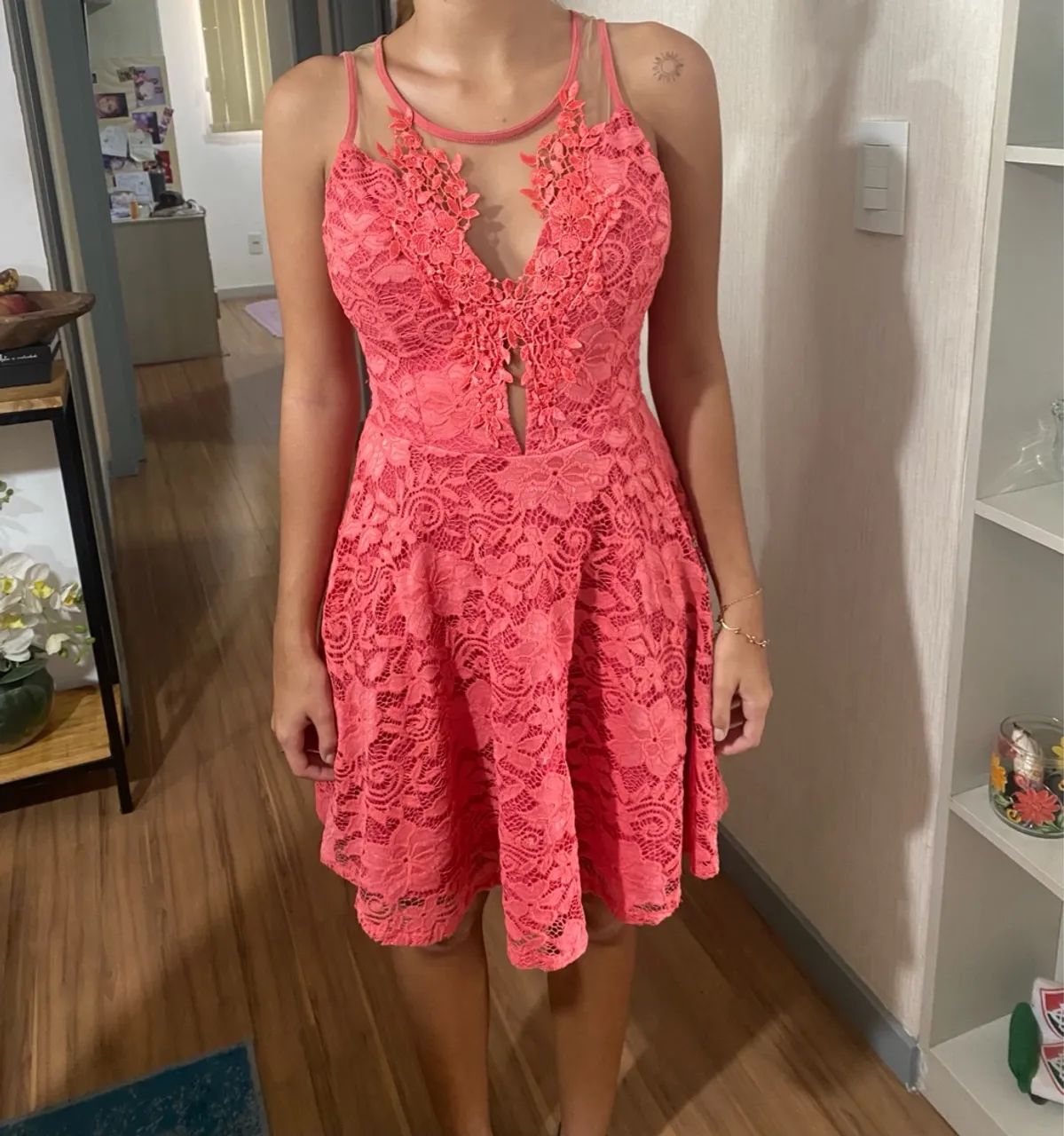Vestido de renda rosa com detalhe floral - Foto 2