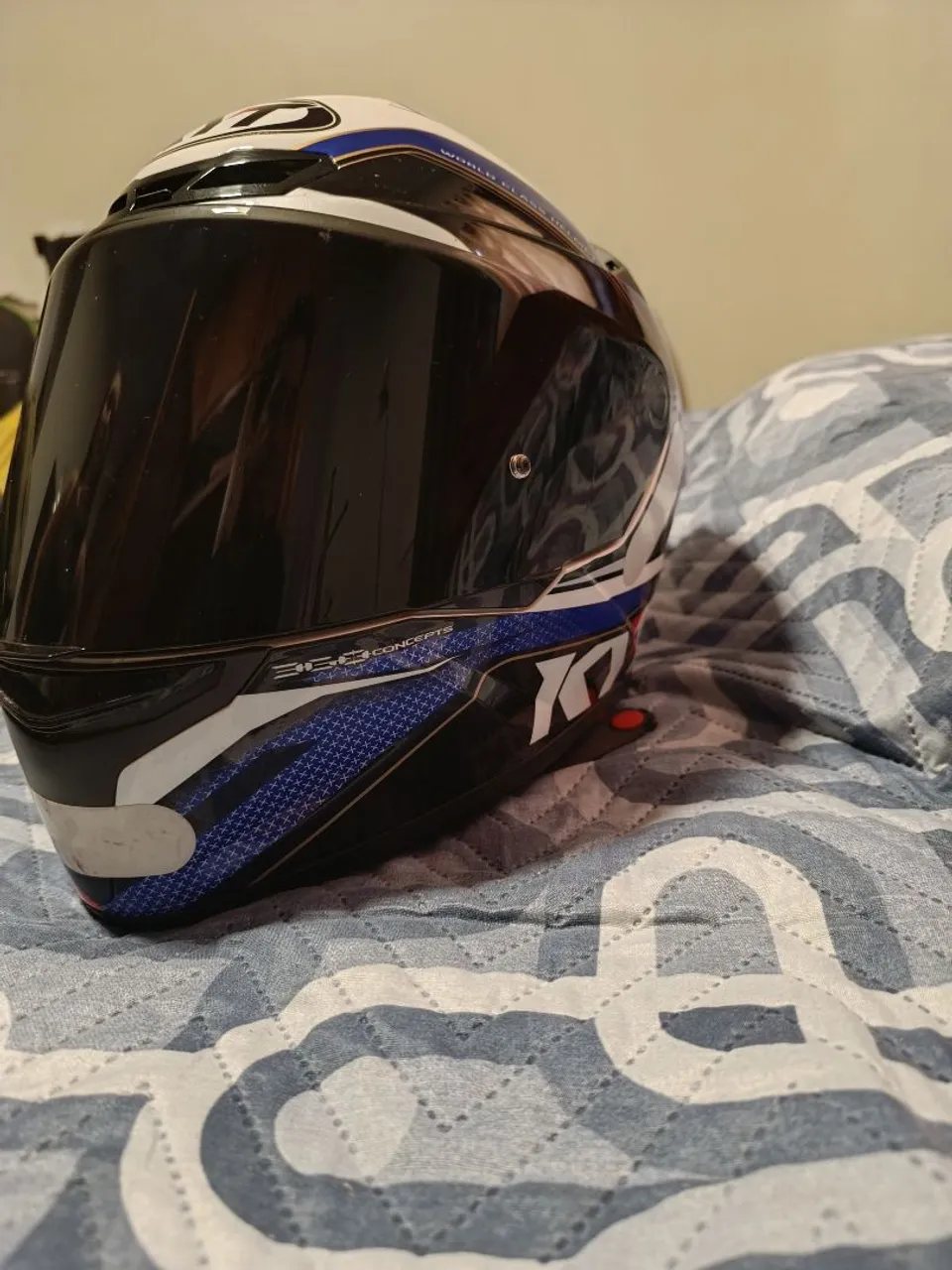 Capacete KYT com design moderno e segurança