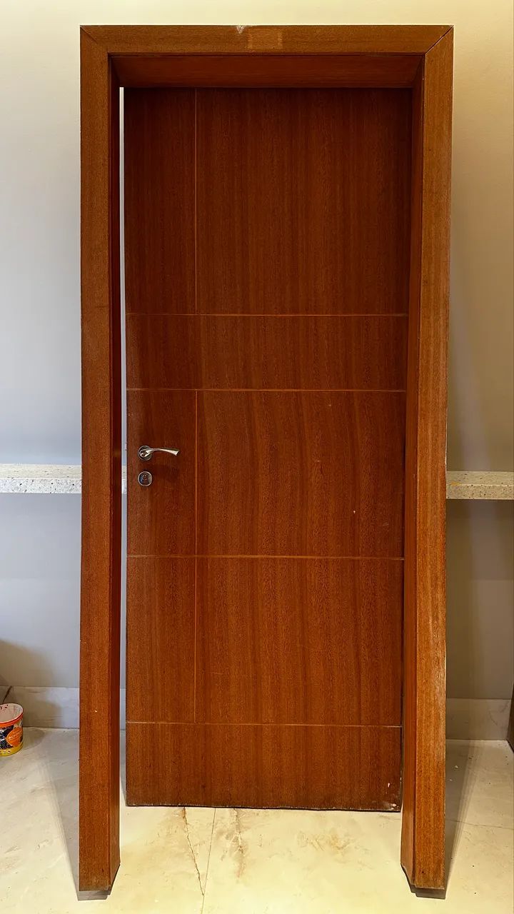 Vendo porta de madeira com caixilho e vista frontal