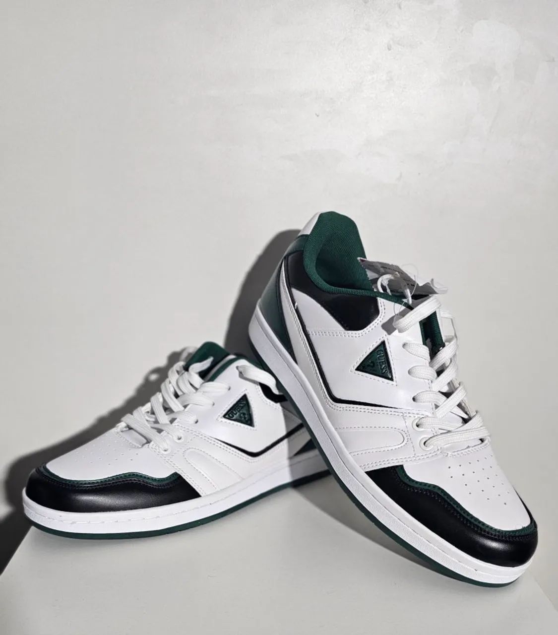 Tênis Guess Verde, Branco e Preto.