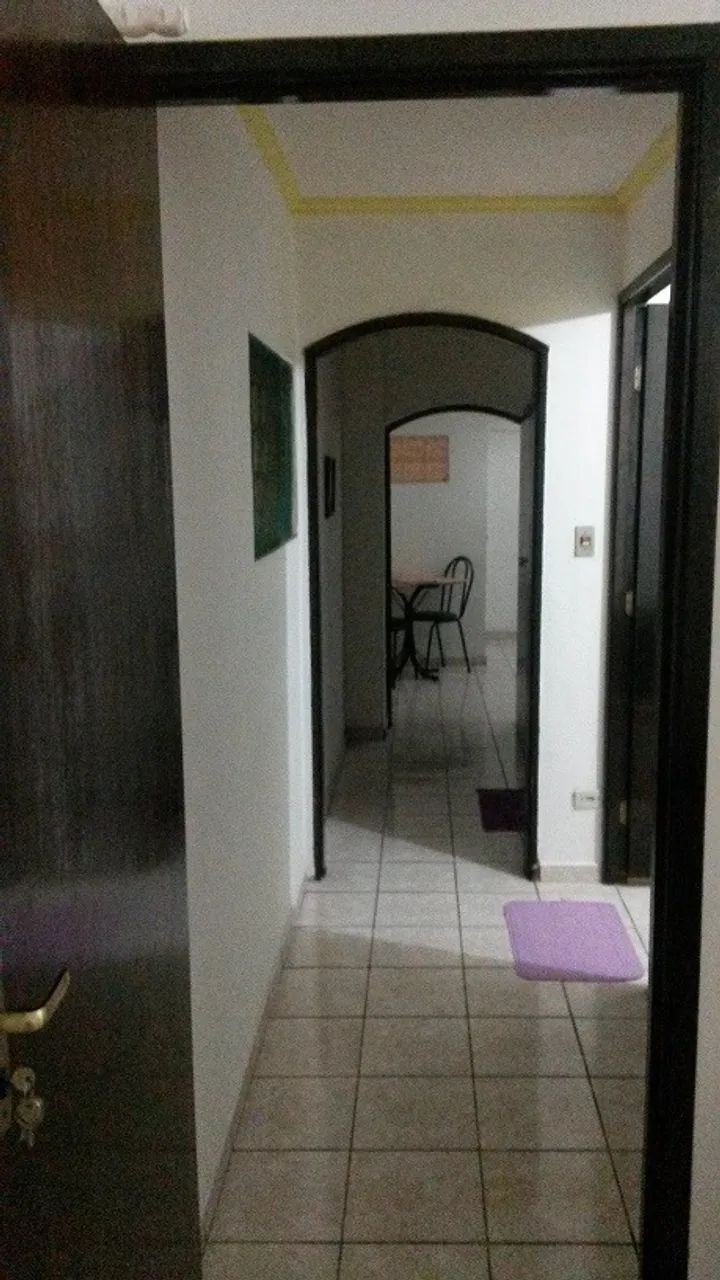 Aluga-se quarto individual mobiliado para moças. - Foto 4