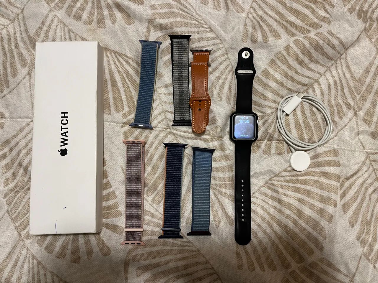 Apple Watch SE2 com várias pulseiras 