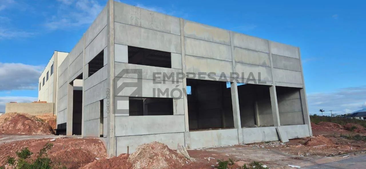 Galpão para Locação em São José/SC | 489 m² | 3 Docas | Pé-Direito de 7 m