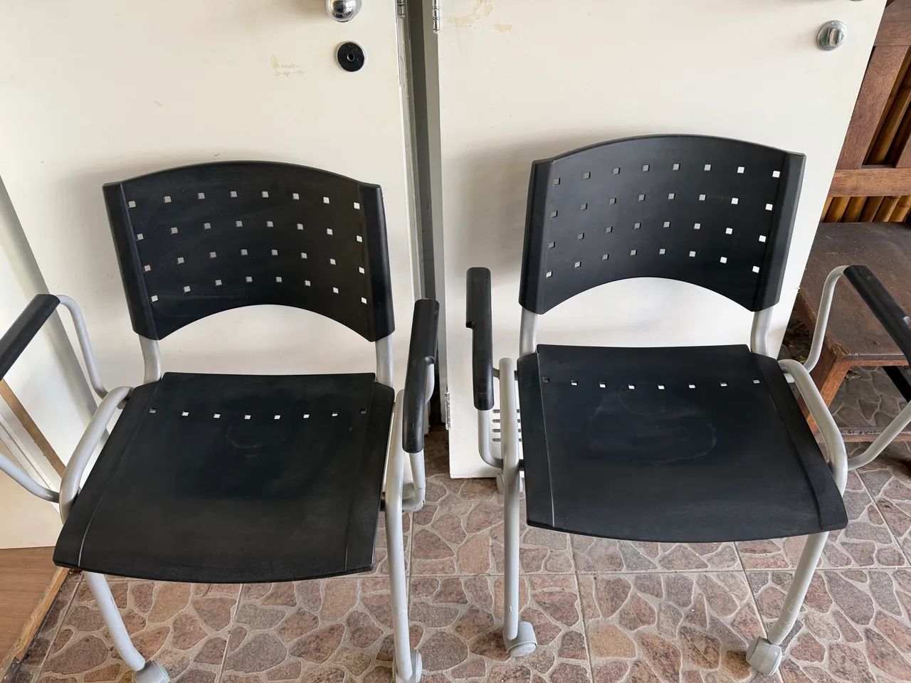 2 cadeiras com rodinhas no ara escritório  - Foto 2