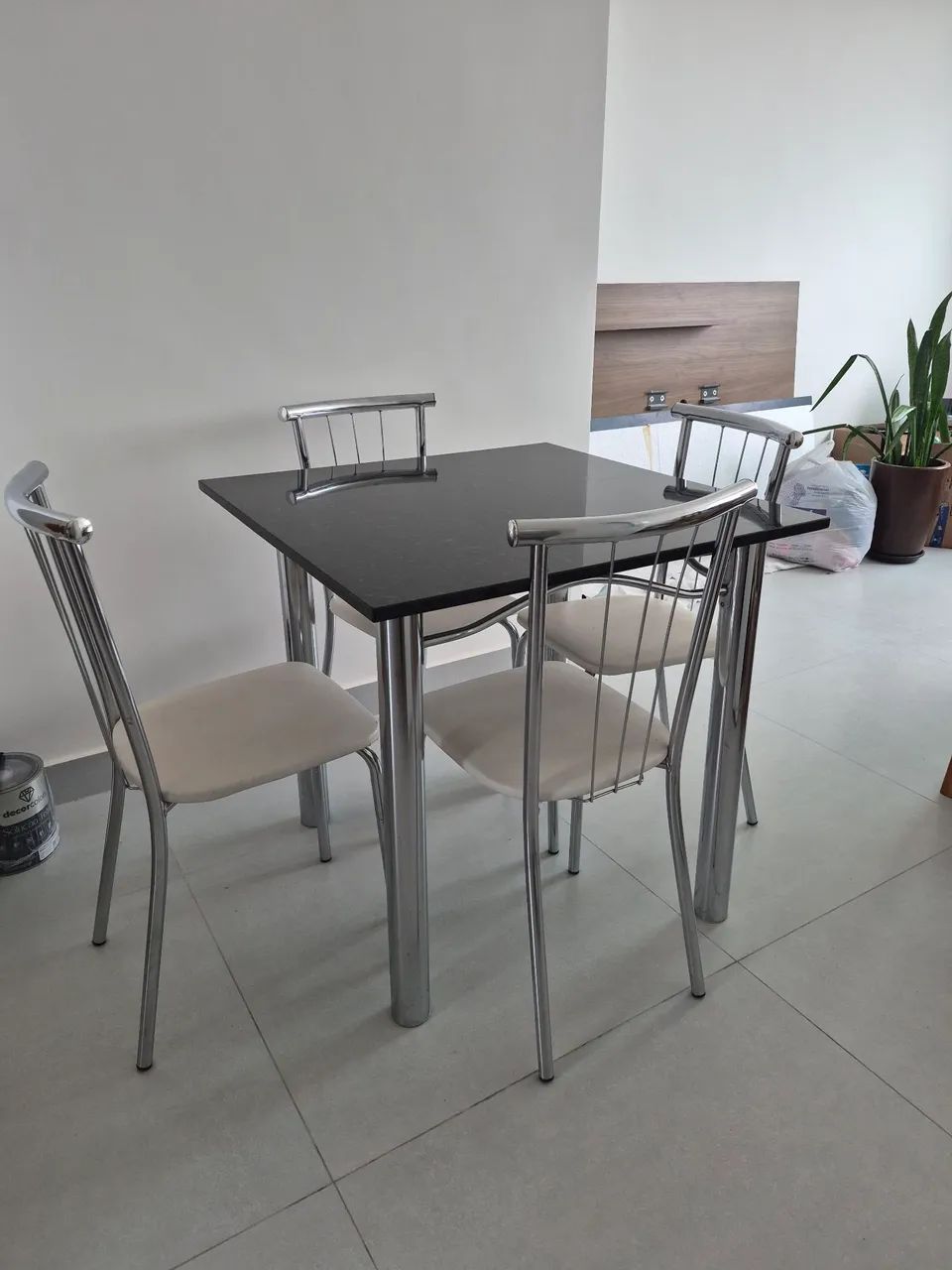 Mesa com tampo em granito 4 cadeiras  - Foto 3