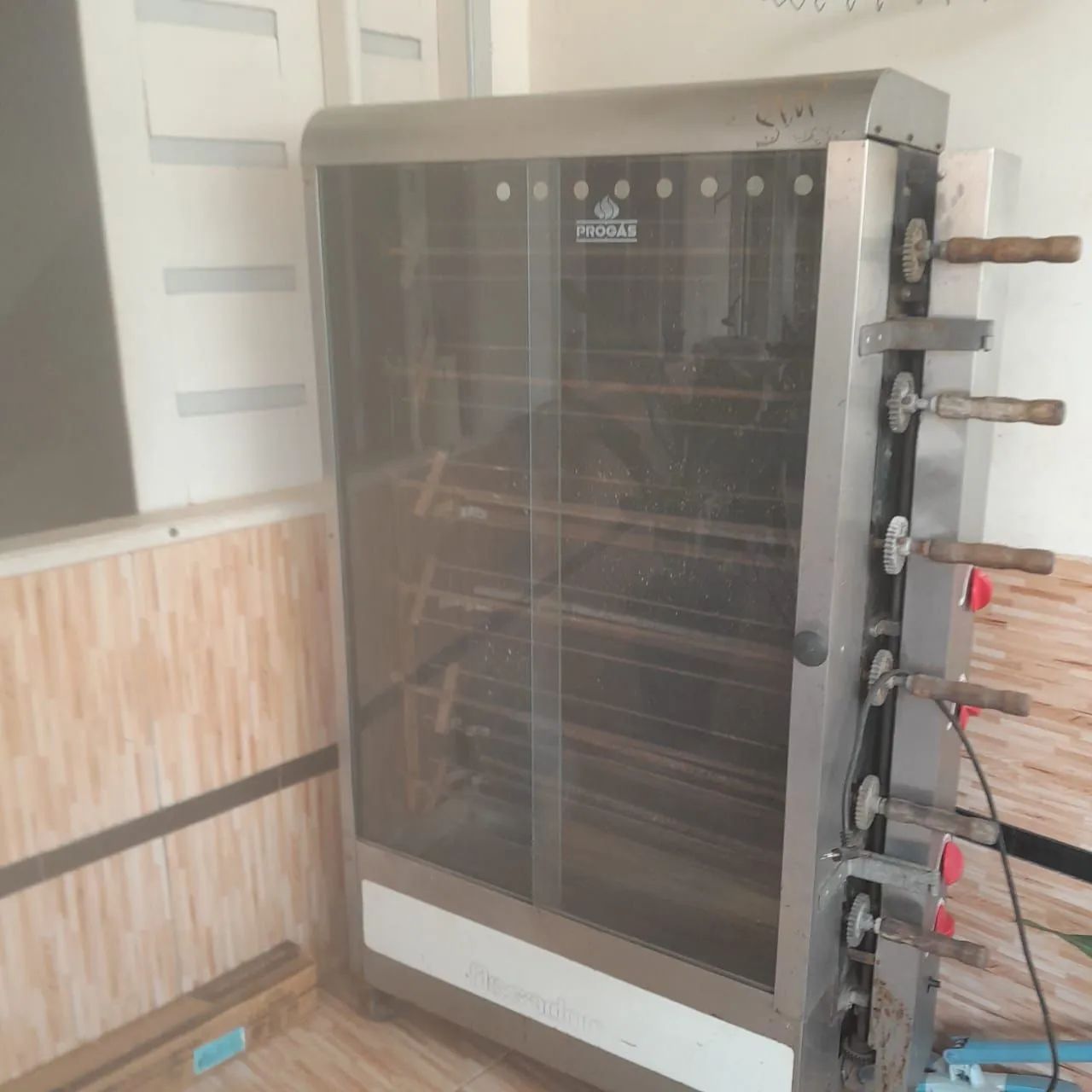 Vendo máquina de assar frango 6 espetos  - Foto 2